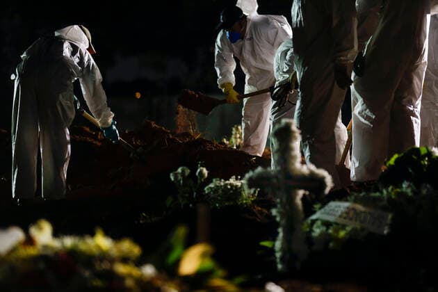 April 3, 2021, Sao Paulo, SP, Brazil: With almost 4 thousand deaths diary by Covid-19 in Brazil, night burials are a reality in the city of Sao Paulo for the exponential death increase. Some cemeteries in the state don t have more space for burials. In the photo gravediggers during a burial in the Vila Formosa cemetery. Sao Paulo Brazil - ZUMAc168 20210403_zap_c168_006 Copyright: xMarceloxChellox