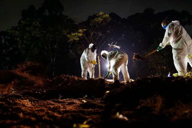 April 3, 2021, Sao Paulo, SP, Brazil: With almost 4 thousand deaths diary by Covid-19 in Brazil, night burials are a reality in the city of Sao Paulo for the exponential death increase. Some cemeteries in the state don t have more space for burials. In the photo gravediggers during a burial in the Vila Formosa cemetery. Sao Paulo Brazil - ZUMAc168 20210403_zap_c168_007 Copyright: xMarceloxChellox