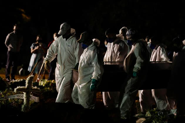 April 3, 2021, Sao Paulo, SP, Brazil: With almost 4 thousand deaths diary by Covid-19 in Brazil, night burials are a reality in the city of Sao Paulo for the exponential death increase. Some cemeteries in the state don t have more space for burials. In the photo gravediggers during a burial in the Vila Formosa cemetery. Sao Paulo Brazil - ZUMAc168 20210403_zap_c168_008 Copyright: xMarceloxChellox