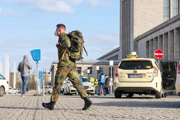 04.04.2021,Ostersonntag,Berlin,Deutschland,GER,Corona-Impfzentrum Messe Berlin (Halle 21) (BioNTech).Ein Bundeswehrsoldat ist vor Ort.