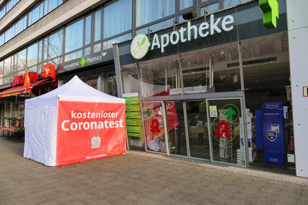 04.04.2021,Ostersonntag,Berlin,Deutschland,GER,Angebot kostenloser Coronatest in einem Zelt vor einer Apotheke am Kurfürstendamm.