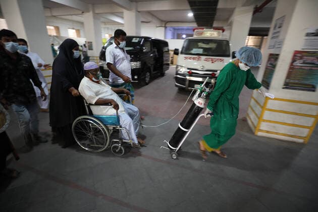April 4, 2021, Dhaka, Dhaka, Bangladesh: April, 04, 2021 A hospital worker carrying a oxygen cylinder with a covid-19 suspected patient, Dhaka, Bangladesh Dhaka Bangladesh - ZUMAr338 20210404_zip_r338_006 Copyright: xHarun-Or-Rashidx