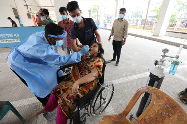 April 4, 2021, Dhaka, Dhaka, Bangladesh: April, 04, 2021 A medical worker takes a sample from a women for a Covid-19 test at a hospital area in Dhaka, Bangladesh Dhaka Bangladesh - ZUMAr338 20210404_zip_r338_011 Copyright: xHarun-Or-Rashidx