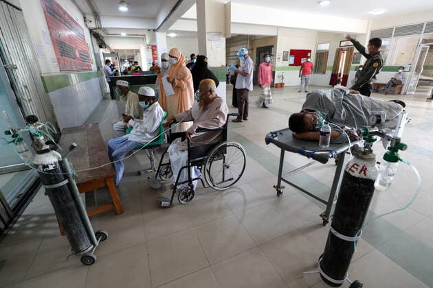 April 4, 2021, Dhaka, Dhaka, Bangladesh: April, 04, 2021 People waiting outside of Emergency ward for treatment with oxygen in Mugda hospital, Dhaka, Bangladesh Dhaka Bangladesh - ZUMAr338 20210404_zip_r338_013 Copyright: xHarun-Or-Rashidx