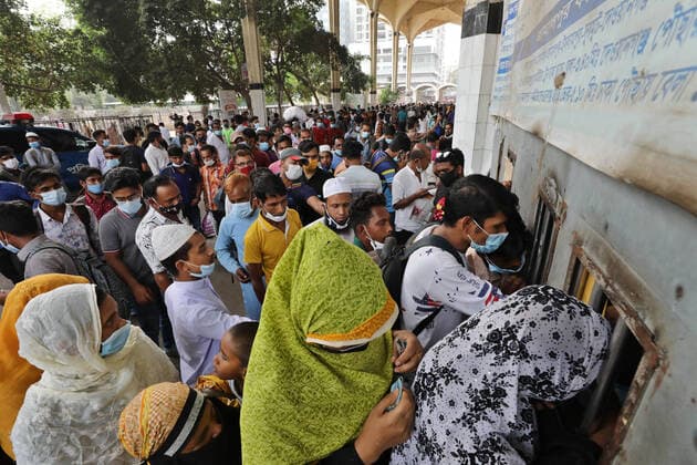 April 4, 2021, Dhaka, Dhaka, Bangladesh: April, 04, 2021 People wait for Ticket as they leaving the capital city during the lockdown following the COVID-19 coronavirus outbreak in Dhaka, Bangladesh Dhaka Bangladesh - ZUMAr338 20210404_zip_r338_017 Copyright: xHarun-Or-Rashidx