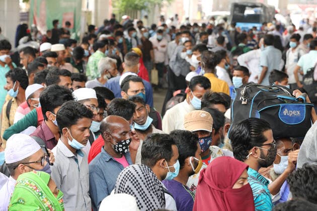 April 4, 2021, Dhaka, Dhaka, Bangladesh: April, 04, 2021 People wait for Ticket as they leaving the capital city during the lockdown following the COVID-19 coronavirus outbreak in Dhaka, Bangladesh Dhaka Bangladesh - ZUMAr338 20210404_zip_r338_019 Copyright: xHarun-Or-Rashidx
