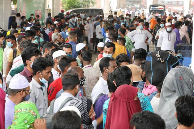 April 4, 2021, Dhaka, Dhaka, Bangladesh: April, 04, 2021 People wait for Ticket as they leaving the capital city during the lockdown following the COVID-19 coronavirus outbreak in Dhaka, Bangladesh Dhaka Bangladesh - ZUMAr338 20210404_zip_r338_020 Copyright: xHarun-Or-Rashidx