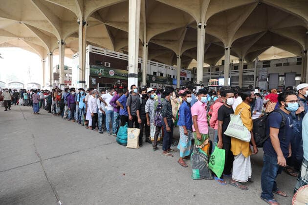 April 4, 2021, Dhaka, Dhaka, Bangladesh: April, 04, 2021 People wait for Ticket as they leaving the capital city during the lockdown following the COVID-19 coronavirus outbreak in Dhaka, Bangladesh Dhaka Bangladesh - ZUMAr338 20210404_zip_r338_026 Copyright: xHarun-Or-Rashidx