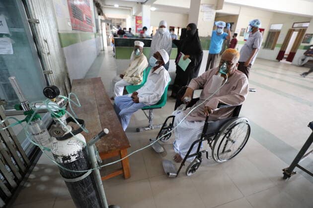 April 4, 2021, Dhaka, Dhaka, Bangladesh: April, 04, 2021 People waiting outside of Emergency ward for treatment with oxygen in Mugda hospital, Dhaka, Bangladesh Dhaka Bangladesh - ZUMAr338 20210404_zip_r338_012 Copyright: xHarun-Or-Rashidx
