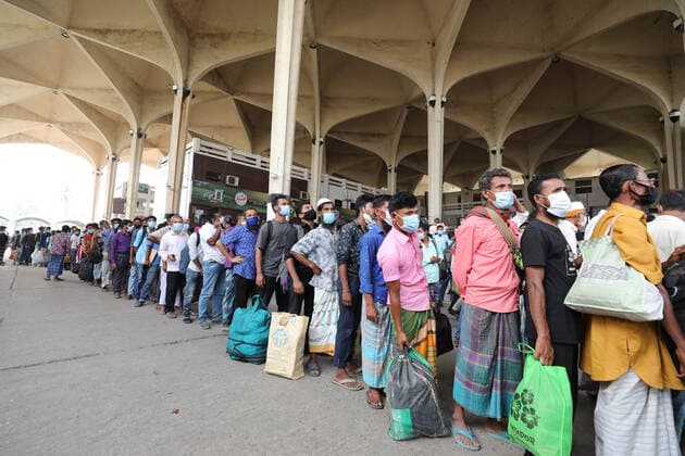 April 4, 2021, Dhaka, Dhaka, Bangladesh: April, 04, 2021 People wait for Ticket as they leaving the capital city during the lockdown following the COVID-19 coronavirus outbreak in Dhaka, Bangladesh Dhaka Bangladesh - ZUMAr338 20210404_zip_r338_028 Copyright: xHarun-Or-Rashidx