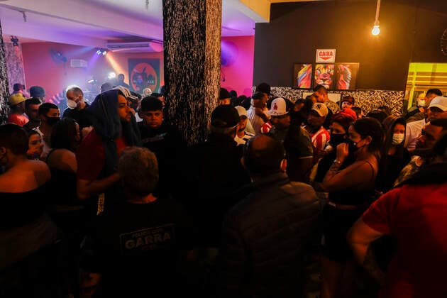 April 4, 2021, Sao Paulo, SP, Brazil: April 4, 2021, Sao Paulo, SP, Brazil: Sao Paulo s government task force did close a clandestine house party south zone of the city. A state decree prohibits non-essential services open during the Covid-19 outbreak fight. About 130 person was in local without protection mask. Sao Paulo Brazil - ZUMAc168 20210404_zap_c168_001 Copyright: xMarceloxChellox