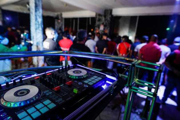 April 4, 2021, Sao Paulo, SP, Brazil: April 4, 2021, Sao Paulo, SP, Brazil: Sao Paulo s government task force did close a clandestine house party south zone of the city. A state decree prohibits non-essential services open during the Covid-19 outbreak fight. About 130 person was in local without protection mask. Sao Paulo Brazil - ZUMAc168 20210404_zap_c168_002 Copyright: xMarceloxChellox