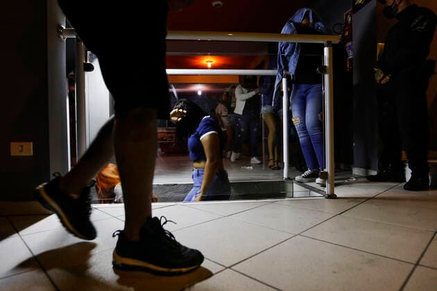 April 4, 2021, Sao Paulo, SP, Brazil: April 4, 2021, Sao Paulo, SP, Brazil: Sao Paulo s government task force did close a clandestine house party south zone of the city. A state decree prohibits non-essential services open during the Covid-19 outbreak fight. About 130 person was in local without protection mask. Sao Paulo Brazil - ZUMAc168 20210404_zap_c168_006 Copyright: xMarceloxChellox
