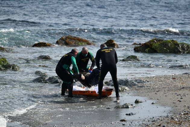 News Bilder des Tages Several civil guards pick up the body of a man on a beach in Benzu, on April 4, 2021, in Ceuta (Spain). The lifeless body of this man has been found with diving elements and subsequently has been collected by the Civil Guard. 04 APRIL 2021;CEUTA;CORPSE;DEAD;BEACH;SWIMMING;DIVING Antonio Sempere LagenciaEP 04 04 2021 CEUTA CEUTA Spain Copyright: xAntonioxSemperex 3631872