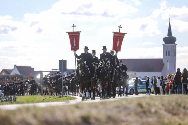 Bilder des Jahres 2021, News 04 April News Themen der Woche KW13 News Bilder des Tages Nachdem 2020 die Osterprozession aufgrund von Corona ausfallen musste, durften in diesem Jahr die sorbischen Reiter wieder die frohe Botschaft verkünden. Die Auferstehung Jesu Christi zum Anlass reiten jedes Jahr an Ostern hunderte Osterreiter traditionell durch die Ortschaften in der Lausitz. Reiter und Pferde sind dabei festlich geschmückt. Routen und Startzeiten wurden zuvor geheimgehalten um einen Besucheransturm - wie sonst alljährlich zu vermeiden. Trotzdem waren einige Zuschauer an die Strecke gekommen. Ralbitz-Rosenthal - Trotz Corona: Hunderte Osterreiter gehen sorbischen Brauch nach *** After the Easter procession had to be cancelled in 2020 due to Corona, this year the Sorbian riders were allowed to announce the good news aga