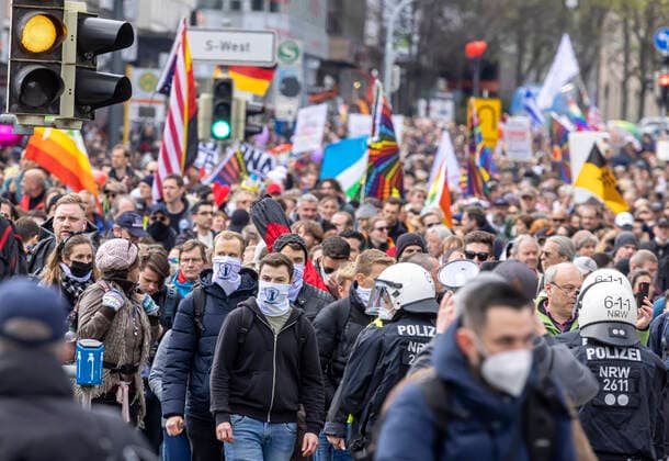 Querdenker und andere Gegner der Pandemie-Einschränkungen haben in Stuttgart ohne Abstand und meist ohne Schutzmaske demonstriert. Nur drei Kameraden vom selbsternannten Heimatschutz trugen korrekt Masken. Mindestens vier Demos mit 2500 Teilnehmern waren angemeldet, gekommen waren aber weit mehr. Hier der Zug der Demonstranten durch die Innenstadt über die B10 B14 zum offiziellen Versammlungsort, dem Cannstatter Wasen. 03.04.2021: Europa, DEU, Deutschland, Baden-Württemberg, Stuttgart.