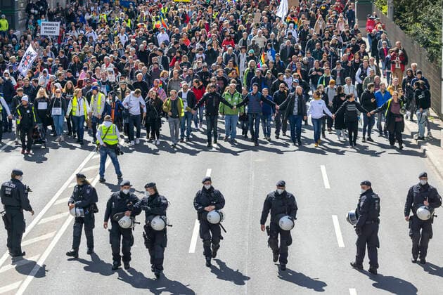Querdenker und andere Gegner der Pandemie-Einschränkungen haben in Stuttgart ohne Abstand und weitgehend ohne Schutzmaske demonstriert. Mindestens vier Demos mit 2500 Teilnehmern waren angemeldet, gekommen waren aber weit mehr. 03.04.2021: Europa, DEU, Deutschland, Baden-Württemberg, Stuttgart.