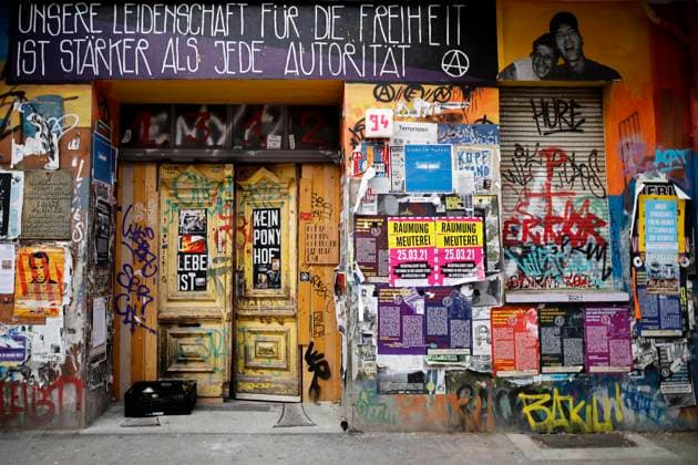 Die Rigaer 94 ist ein aus einer Hausbesetzung entstandenes Wohnprojekt in der Rigaer Straße in Berlin-Friedrichshain. In dem Gebäudekomplex, einem der letzten Symbole der linksextremen Szene in Berlin, wurden schon vor Jahren zahlreiche Mängel beim Brandschutz dokumentiert. Im Bild der Eingangsbereich der Rigaer 94. (Themenbild, Symbolbild) Berlin, 01.04.2021 *** The Rigaer 94 is a housing project in the Rigaer Straße in Berlin Friedrichshain that emerged from a squat In the building complex, one of the last symbols of the left-wing extremist scene in Berlin, numerous deficiencies in fire protection were documented years ago In the picture, the entrance area of the Rigaer 94 Theme image, symbol image Berlin, 01 04 2021 Foto:xC.xHardtx xFuturexImage