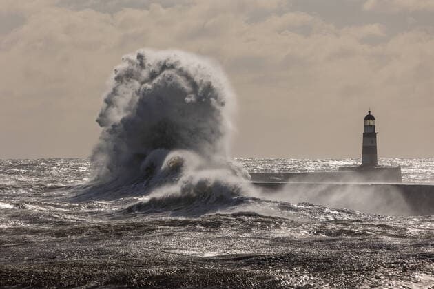 Bilder des Jahres 2021, News 04 April News Themen der Woche KW14 Looking like creatures of the deep, these monster size waves hit Seaham Harbour Lighthouse on Easter Monday (5 April) morning. It was high tide with a northerly wind and bright sunshine. Where: Seaham Harbour, County Durham, United Kingdom When: 05 Apr 2021 Credit: Simon Woodley Cover-Images.com Copyright: xx 41335136 EDITORIAL USE ONLY. NOT FOR USE BY NEWSPAPERS BASED IN THE UK.