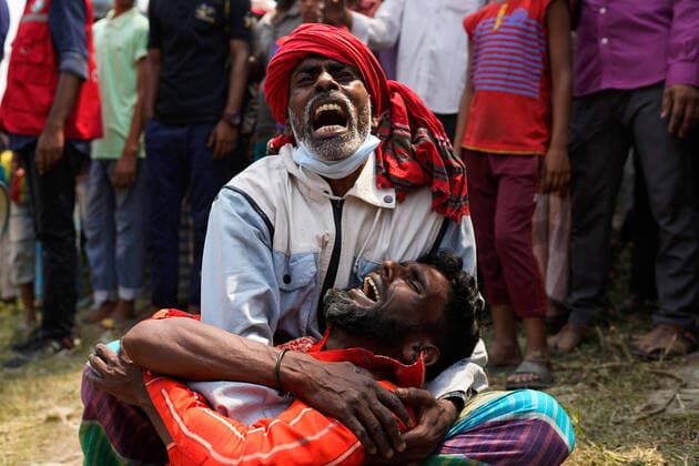 Bilder des Jahres 2021, News 04 April News Themen der Woche KW14 News Bilder des Tages April 5, 2021, Narayanganj, Bangladesh: Relatives of a victim mourn after bodies recovered as launch capsized in Shitalakshya River, in Narayanganj..The death toll from the launch capsize in the Shitalakkhya River on Sunday has climbed to 26 after a rescue ship pulled out the launch from the water. Around 7pm on Sunday, the passenger vessel, ML Sabit Al Hasan, sank after colliding with the cargo ship, SKL-3, at the mouth of the Syedpur Koyla Ghat on the Shitalakkhya River in Narayanganj. Narayanganj Bangladesh - ZUMAs197 20210405_zaa_s197_046 Copyright: xSultanxMahmudxMukutx