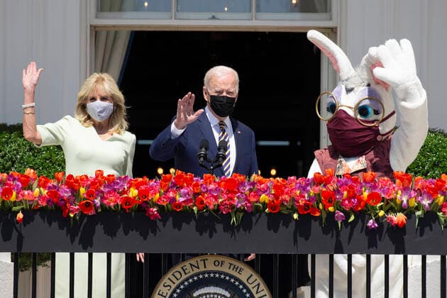 Bilder des Jahres 2021, News 04 April News Themen der Woche KW14 News Bilder des Tages April 5, 2021, Washington, District of Columbia, USA: US President Joe Biden (C) waves beside First Lady Jill Biden (L) and the Easter bunny while delivering remarks regarding Easter, on the Truman Balcony at the South Lawn of the White House, in Washington, DC, USA, 05 April 2021. The traditional Easter Egg Roll at the White House with thousands of visitors was not held due to the coronavirus COVID-19 pandemic Washington USA - ZUMAs152 20210405_zaa_s152_002 Copyright: xMichaelxReynoldsx-xPoolxViaxCnpx