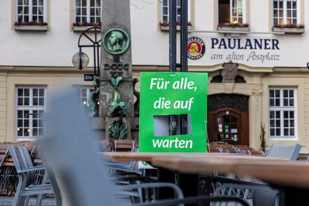 Biergarten in Stuttgart. Geschlossen wegen Corona-Pandemie. Europa, DEU, Deutschland, Baden-Württemberg, Stuttgart.