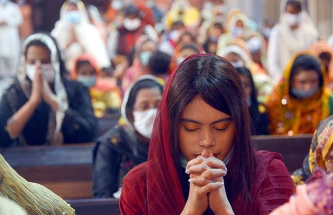 Pakistan: Christian worshipers pray during an Easter mass at Catholic Sacred Heart Cathedral Church Pakistani Christian worshipers pray during an Easter mass at Catholic Sacred Heart Cathedral Church in Lahore. Arch bishop Sebastian Francis Shaw leading the mass prayer at Catholic Sacred Heart Cathedral Church .Christians around the world are marking of Easter Sunday during Holy Week were Christians observed and celebrated the Easter with special Easter mass prayer ceremonies across the Lahore and globally on Sunday. Lahore Punjab Pakistan Copyright: RanaxSajidxHussain