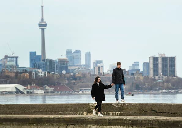 News Bilder des Tages April 5, 2021, Toronto, on, Canada: People hold hands over looking the city skyline on a calm Lake Ontario near Humber Bay during the COVID-19 pandemic in Toronto on Monday, April 5, 2021. Toronto Canada  - ZUMAc35_ 20210405_zaf_c35_037 Copyright: xNathanxDenettex