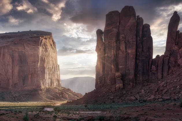 IMAGO Nature: Unsere Erde, Naturschutz, Naturschutzgebiete in Nordamerika Creative Highlights World Spectacular scenery of tall rocky formations located in Monument Valley in America under colorful sky at sunset Copyright: xNachoxGarinx Model Released