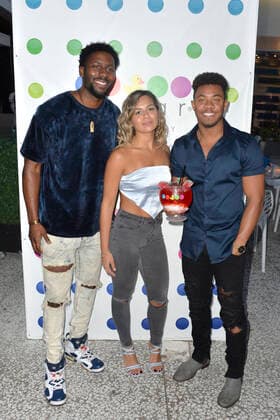 Derrick Henry, Amber M. und Cameron Armstrong beim Pre-Dinner von virtuellen Konzert von JNA in der Sugar Factory. Los Angeles, 05.04.2021
