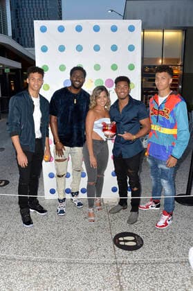 JNA, Derrick Henry, Amber M. und Cameron Armstrong beim Pre-Dinner von virtuellen Konzert von JNA in der Sugar Factory. Los Angeles, 05.04.2021