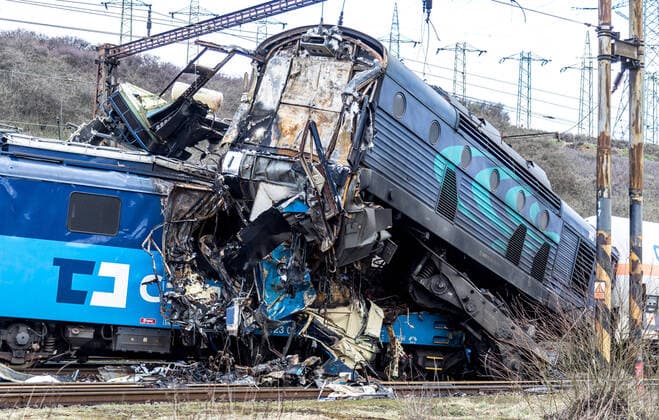 Bilder des Jahres 2021, News 04 April News Themen der Woche KW14 The clash of two freight trains near the village Svetec, North Bohemia, Czech Republic, on Sunday, April 4, 2021, claimed the life of one engine driver, while the other was injured. On the photo of Tuesday, April 6th, removing the consequences of an accident. (CTKxPhoto VojtechxHajek) CTKPhotoP2021040604546  HAJ 4