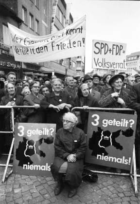 Vertriebenenkundgebung gegen SPD FDP-Koalition 1970 DEU, Deutschland, Bonn: Eine Vertriebenenkundgebung am 30.5.1970 in Bonn mit der NPD, Aktion W und Franz Josef Strauß wandte sich vehement gegen die Politik der SPD FDP-Koalition der Annaeherung und der Verwirklichung der Ostvertraege. DEU, Germany, Bonn: An expellees rally in Bonn on May 30, 1970, with the NPD, Aktion W and Franz Josef Strauß vehemently opposed the SPD FDP coalition s policy of rapprochement and implementation of the treaties with the East. NRW *** Expellees rally against SPD FDP coalition 1970 DEU, Germany, Bonn An expellees rally in Bonn on May 30, 1970, with the NPD, Aktion W and Franz Josef Strauß vehemently opposed the SPD FDP coalition s policy of rapprochem