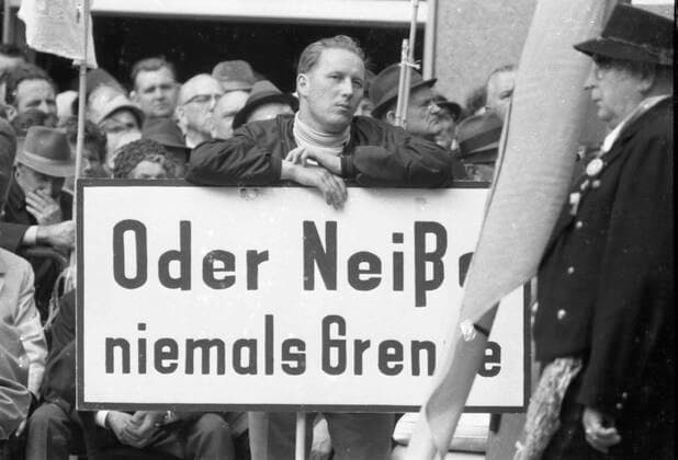 Vertriebenenkundgebung gegen SPD FDP-Koalition 1970 DEU, Deutschland, Bonn: Eine Vertriebenenkundgebung am 30.5.1970 in Bonn mit der NPD, Aktion W und Franz Josef Strauß wandte sich vehement gegen die Politik der SPD FDP-Koalition der Annaeherung und der Verwirklichung der Ostvertraege. DEU, Germany, Bonn: An expellees rally in Bonn on May 30, 1970, with the NPD, Aktion W and Franz Josef Strauß vehemently opposed the SPD FDP coalition s policy of rapprochement and implementation of the treaties with the East. NRW