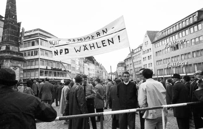 Vertriebenenkundgebung gegen SPD FDP-Koalition 1970 DEU, Deutschland, Bonn: Eine Vertriebenenkundgebung am 30.5.1970 in Bonn mit der NPD, Aktion W und Franz Josef Strauß wandte sich vehement gegen die Politik der SPD FDP-Koalition der Annaeherung und der Verwirklichung der Ostvertraege. DEU, Germany, Bonn: An expellees rally in Bonn on May 30, 1970, with the NPD, Aktion W and Franz Josef Strauß vehemently opposed the SPD FDP coalition s policy of rapprochement and implementation of the treaties with the East. NRW