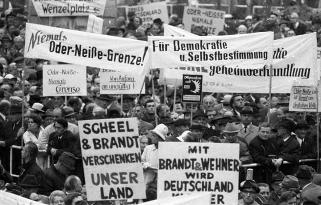 Vertriebenenkundgebung gegen SPD FDP-Koalition 1970 DEU, Deutschland, Bonn: Eine Vertriebenenkundgebung am 30.5.1970 in Bonn mit der NPD, Aktion W und Franz Josef Strauß wandte sich vehement gegen die Politik der SPD FDP-Koalition der Annaeherung und der Verwirklichung der Ostvertraege. DEU, Germany, Bonn: An expellees rally in Bonn on May 30, 1970, with the NPD, Aktion W and Franz Josef Strauß vehemently opposed the SPD FDP coalition s policy of rapprochement and implementation of the treaties with the East. NRW *** Expellees rally against SPD FDP coalition 1970 DEU, Germany, Bonn An expellees rally in Bonn on May 30, 1970, with the NPD, Aktion W and Franz Josef Strauß vehemently opposed the SPD FDP coalition s policy of rapprochem