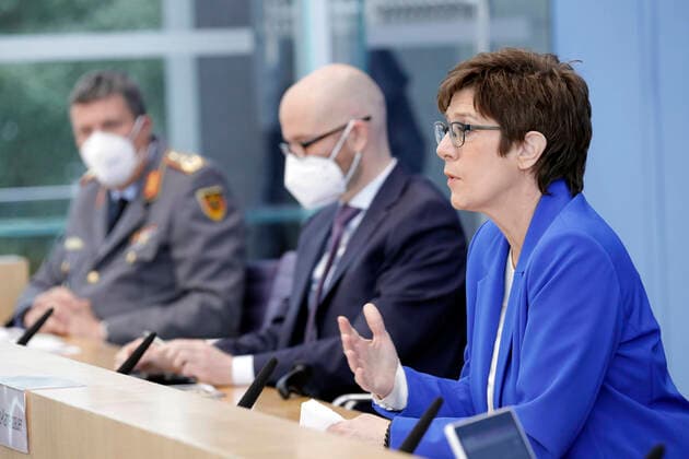 Generalleutnant Markus Laubenthal, stv. Generalinspekteur der Bundeswehr, Peter Tauber, Parlamentarischer Staatssekretaer im BMVg, CDU, Annegret Kramp-Karrenbauer, Bundesministerin der Verteidigung, CDU, PK zu - Dein Jahr fuer Deutschland - Start des neuen Freiwilligen Wehrdienstes im Heimatschutz, DEU, Berlin, 06.04.2021 *** Lieutenant General Markus Laubenthal, Deputy Inspector General of the Bundeswehr, Peter Tauber, Parliamentary State Secretary in the BMVg, CDU, Annegret Kramp Karrenbauer, Federal Minister of Defence, CDU, PK zu Dein Jahr fuer Deutschland Start des neuen Freiwilligen Wehrdienstes im Heimatschutz, DEU, Berlin, 06 04 2021