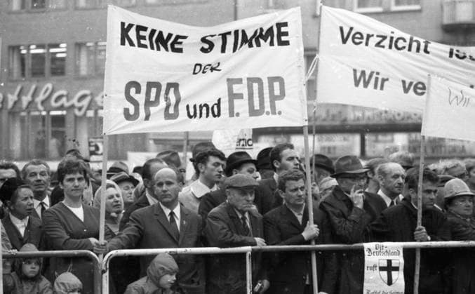 Vertriebenenkundgebung gegen SPD FDP-Koalition 1970 DEU, Deutschland, Bonn: Eine Vertriebenenkundgebung am 30.5.1970 in Bonn mit der NPD, Aktion W und Franz Josef Strauß wandte sich vehement gegen die Politik der SPD FDP-Koalition der Annaeherung und der Verwirklichung der Ostvertraege. DEU, Germany, Bonn: An expellees rally in Bonn on May 30, 1970, with the NPD, Aktion W and Franz Josef Strauß vehemently opposed the SPD FDP coalition s policy of rapprochement and implementation of the treaties with the East. NRW *** Expellees rally against SPD FDP coalition 1970 DEU, Germany, Bonn An expellees rally in Bonn on May 30, 1970, with the NPD, Aktion W and Franz Josef Strauß vehemently opposed the SPD FDP coalition s policy of rapprochem