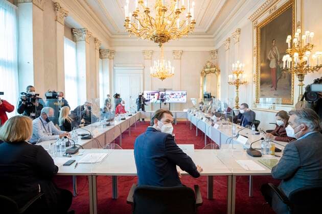 Kameraschwenk Wien: Corona Videokonferenz - Treffen der Bundesregierung mit Expertinnen und Experten