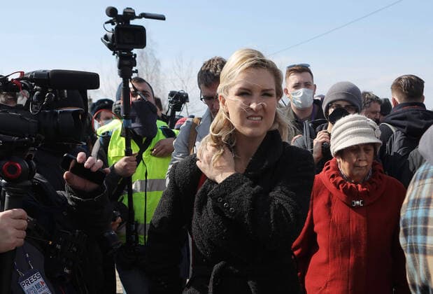 Bilder des Jahres 2021, News 04 April News Themen der Woche KW14 VLADIMIR REGION, RUSSIA - APRIL 6, 2021: The head of the medical workers union Alyans Vrachei Doctors Alliance , Navalnyâ€™s physician Anastasia Vasilyeva (C) outside Penal Colony No 2 in the town of Pokrov, some 85 km east of Moscow, where convicted opposition activist Alexei Navalny is serving his sentence. Navalny was detained on his return from Germany in January 2021 for violating probation conditions in the Yves Rocher case; on February 2, Simonovsky District Court ruled that Navalnyâ€™s suspended sentence of three and a half years be converted to a real jail term. TASS  TS0FBBE7