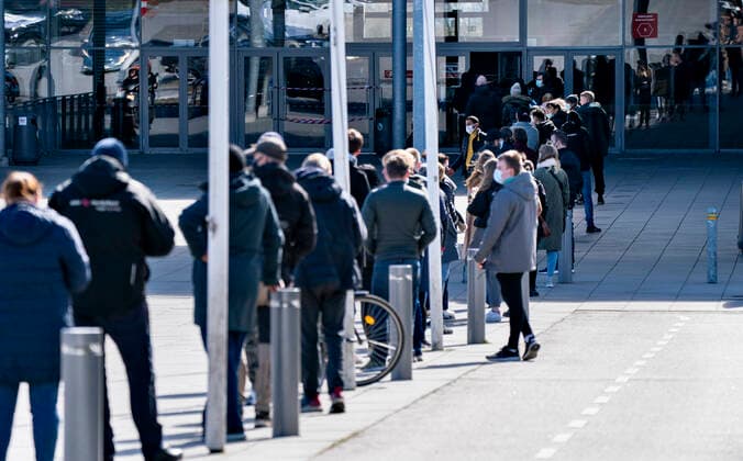 Lang koe ved Falck s lyntest, hurtigtest center i Gigantium i Aalborg OEst, tirsdag den 6. april 2021.. , Aalborg Jylland Copyright: HenningxBagger HenningxBaggerx COP109 spdk20210406-161238-L