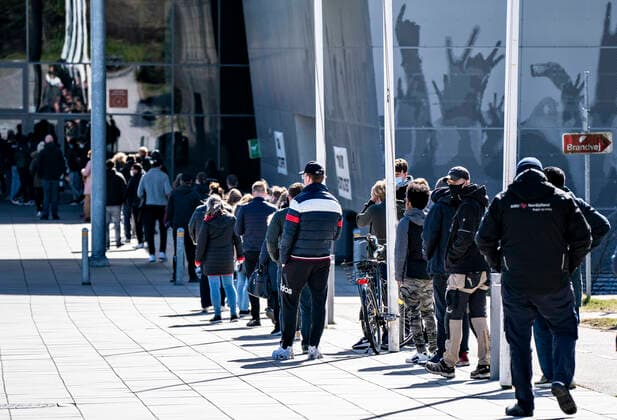 Lang koe ved Falck s lyntest, hurtigtest center i Gigantium i Aalborg OEst, tirsdag den 6. april 2021.. , Aalborg Jylland Copyright: HenningxBagger HenningxBaggerx COP109 spdk20210406-161242-L
