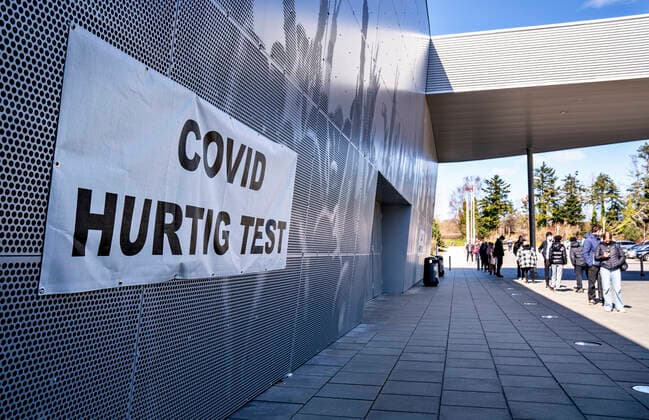 Lang koe ved Falck s lyntest, hurtigtest center i Gigantium i Aalborg OEst, tirsdag den 6. april 2021.. , Aalborg Jylland Copyright: HenningxBagger HenningxBaggerx COP109 spdk20210406-161310-L
