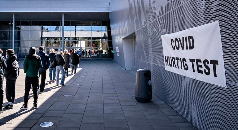 Lang koe ved Falck s lyntest, hurtigtest center i Gigantium i Aalborg OEst, tirsdag den 6. april 2021.. , Aalborg Jylland Copyright: HenningxBagger HenningxBaggerx COP109 spdk20210406-161336-L