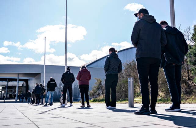 Lang koe ved Falck s lyntest, hurtigtest center i Gigantium i Aalborg OEst, tirsdag den 6. april 2021.. , Aalborg Jylland Copyright: HenningxBagger HenningxBaggerx COP109 spdk20210406-161340-L