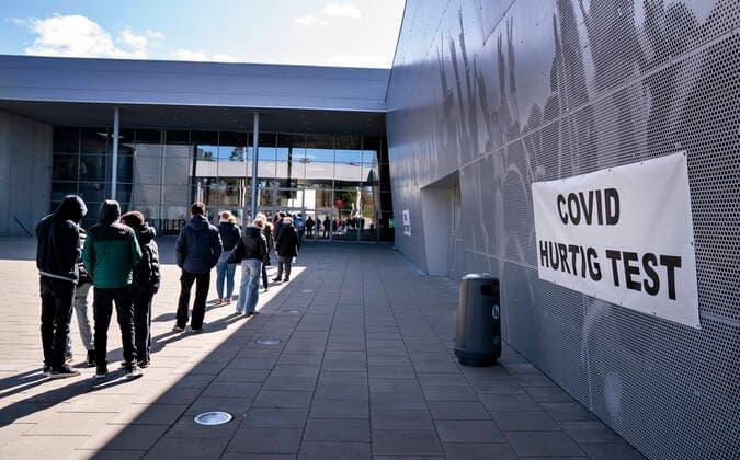 Lang koe ved Falck s lyntest, hurtigtest center i Gigantium i Aalborg OEst, tirsdag den 6. april 2021.. , Aalborg Jylland Copyright: HenningxBagger HenningxBaggerx COP109 spdk20210406-161345-L