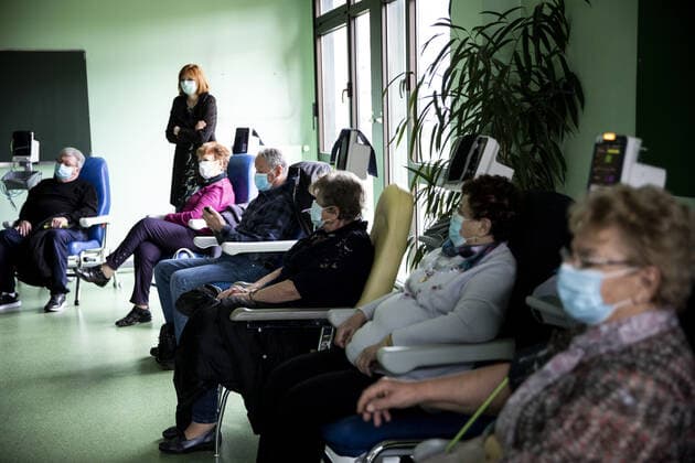 Visite du centre de vaccination de Haguenau a environ 30 km au nord de Strasbourg la vaccination est un enjeu important dans la lutte contre la crise sanitaire de la COVID-19 Visit to the vaccination centre in Haguenau, about 30 km north of Strasbourg. Vaccination is an important issue in the fight against the COVID-19 health crisis NEWS : Visite du centre de vaccination de Haguenau - 06 04 2021 ElyxandroCEGARRA PANORAMIC 