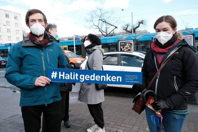 Bilder des Jahres 2021, News 04 April News Themen der Woche KW14 News Bilder des Tages 06.04.2021 xkhx Kassel, Gedenkstätte am Halitplatz, Rassismus, Terror Trauerfeier zum 15. Todestag des Kasseler Bürgers Halit Yozgat Opfer der rechtsextremen terroristischen Vereinigung Nationalsozialistischer Untergrund (NSU Bild zeigt: *** 06 04 2021 xkhx Kassel, memorial at Halitplatz, racism, terror Funeral service on the 15th anniversary of the death of Kassel citizen Halit Yozgat Victim of the right-wing extremist terrorist group National Socialist Underground NSU picture shows KH