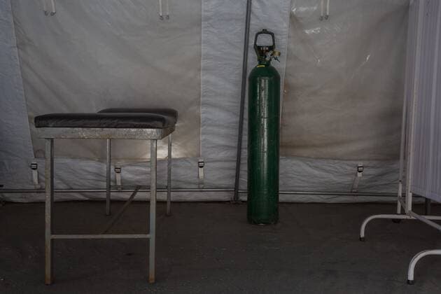 View of an oxygen cylinder in a public hospital in Caracas, Venezuela, 26 March 2021 (issued 06 April 2021). Burdened by the medical bills generated by the fight against covid-19, dozens of people in Venezuela are turning to social networks to request medicines and monetary help, amid the increase in infections and deaths from the SARS-COV virus. 2, which do not stop climbing in the Caribbean country. Requests for help grow along with the contagion of covid-19 in Venezuela !ACHTUNG: NUR REDAKTIONELLE NUTZUNG!  Copyright: xMIGUELxGUTIÉRREZx AME7913 20210406-637533434635632740