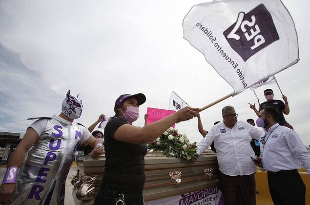 Candidate for Federal Deputy for the Social Encounter Party (PES), Carlos Mayorga, started his electoral campaign, with the use of a coffin that represents the violence that is experienced on the border, at Zaragoza International Bridge, in Ciudad Juarez, state of Chihuahua, Mexico, 06 April 2021. The growing tension and violence marks the current electoral period in Mexico with 66 politicians assassinated since September when the process of 06 June elections began, considered the largest in the history of the country and that will determine the future of the last three years of the Presidency of Andres Manuel Lopez Obrador. EFE Luis Torres Political violence marks current electoral process in Mexico !ACHTUNG: NUR REDAKTIONELLE NUTZUNG!  Copyright: xLuisxTorresx MEX9099 20210406-637533450289137335
